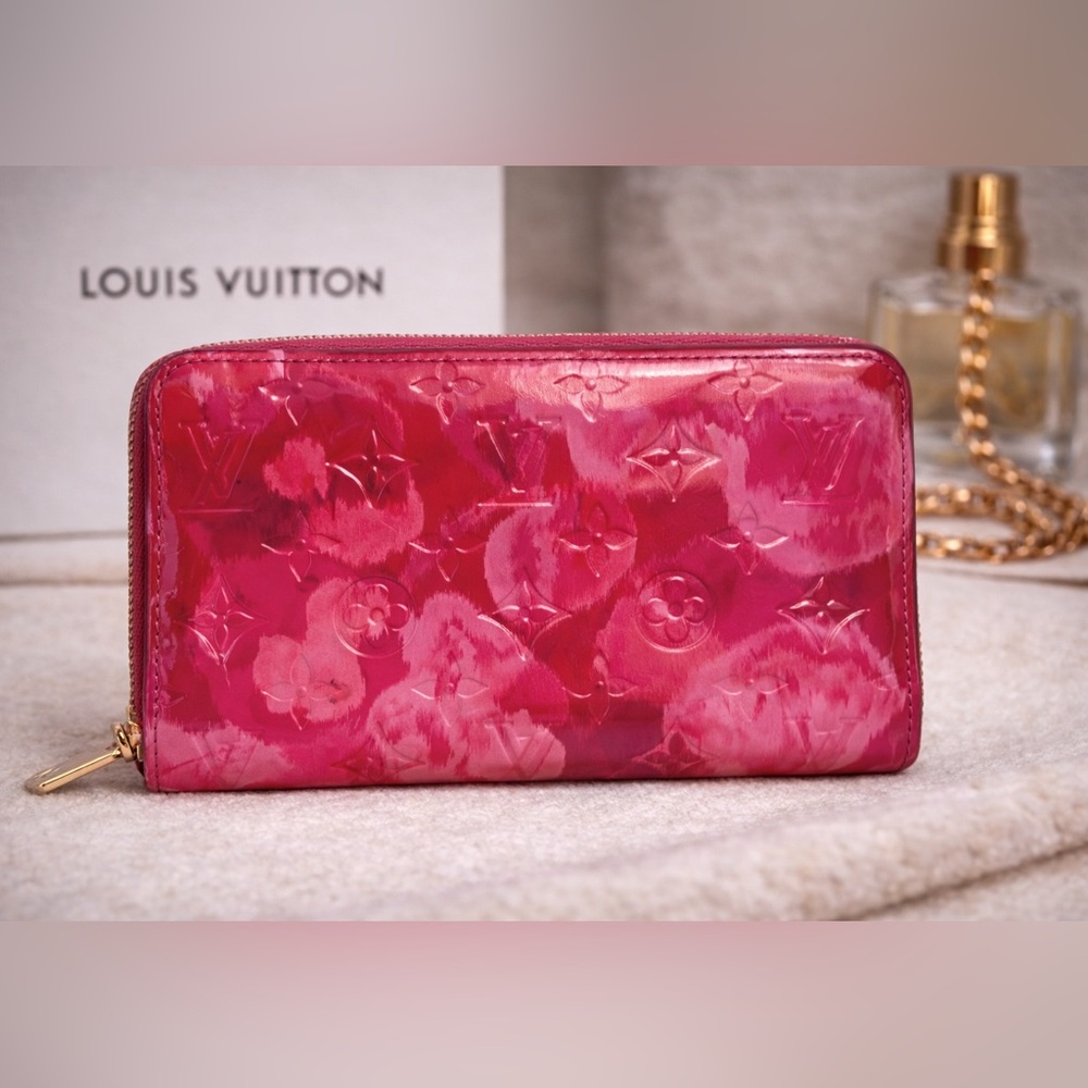 LOUIS VUITTON Monogram Vernis Ikat Zippy
Wallet in Rose Indian